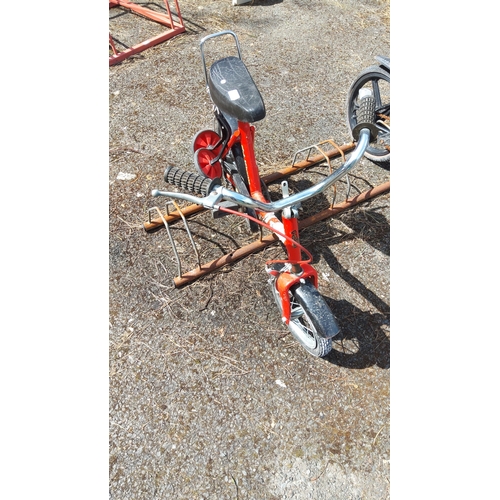 479 - Children’s pedal bike in red-painted metal, with chrome handlebars, saddle seat with backrest, black... 