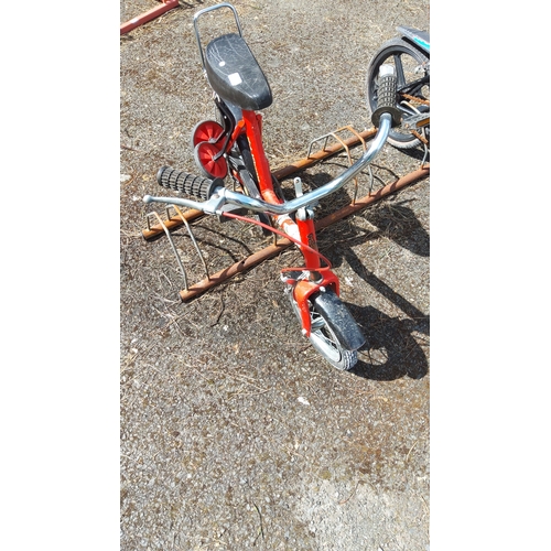 479 - Children’s pedal bike in red-painted metal, with chrome handlebars, saddle seat with backrest, black... 