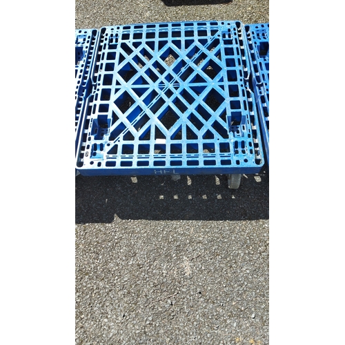 485 - Industrial plastic dolly on castors