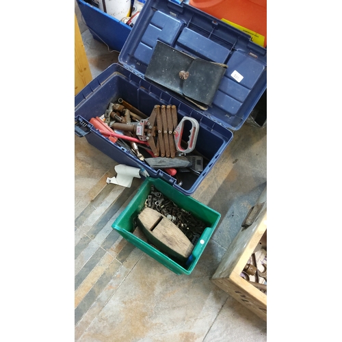 515 - A quantity of workshop tools and fittings, including a plastic tool chest with assorted hand tools a... 