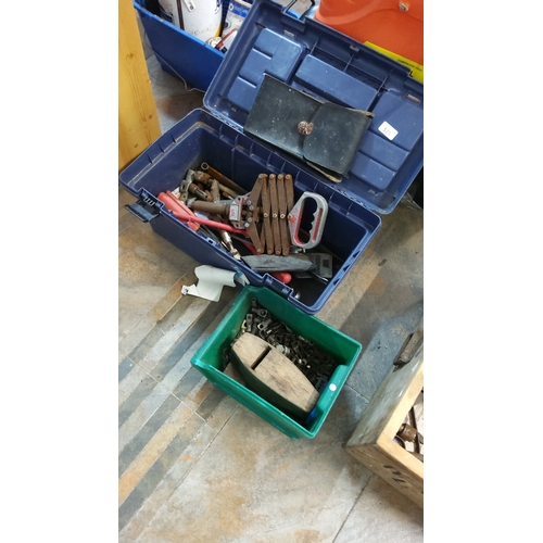 515 - A quantity of workshop tools and fittings, including a plastic tool chest with assorted hand tools a... 