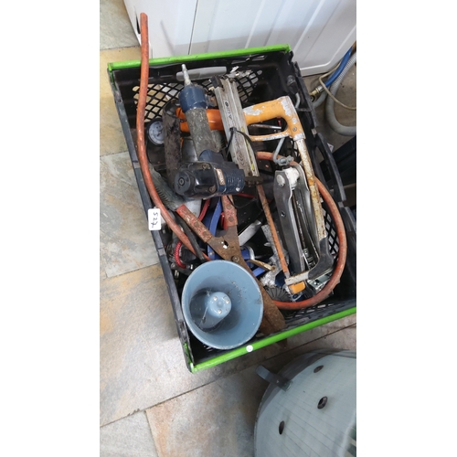 527 - A mixed crate of industrial hand and power tools, including an electric drill, hacksaw, metal guide ... 