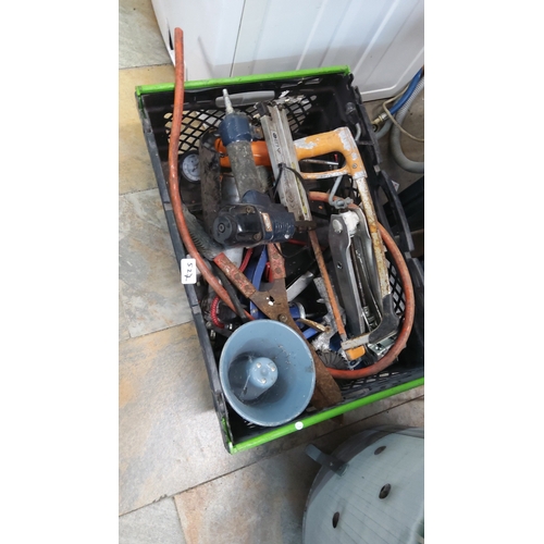 527 - A mixed crate of industrial hand and power tools, including an electric drill, hacksaw, metal guide ... 