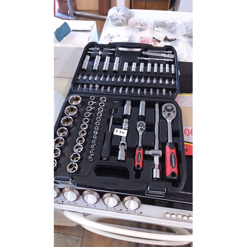530 - PRO-WERKZEUGE 100-piece socket set, comprising ratchets, extension bars, assorted metric sockets, sc... 