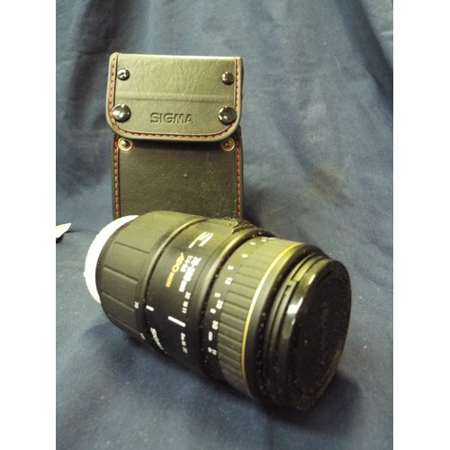 Cased SIGMA Auto Focus Camera Lens. 70300mm 145.6 APO macro [C17A]