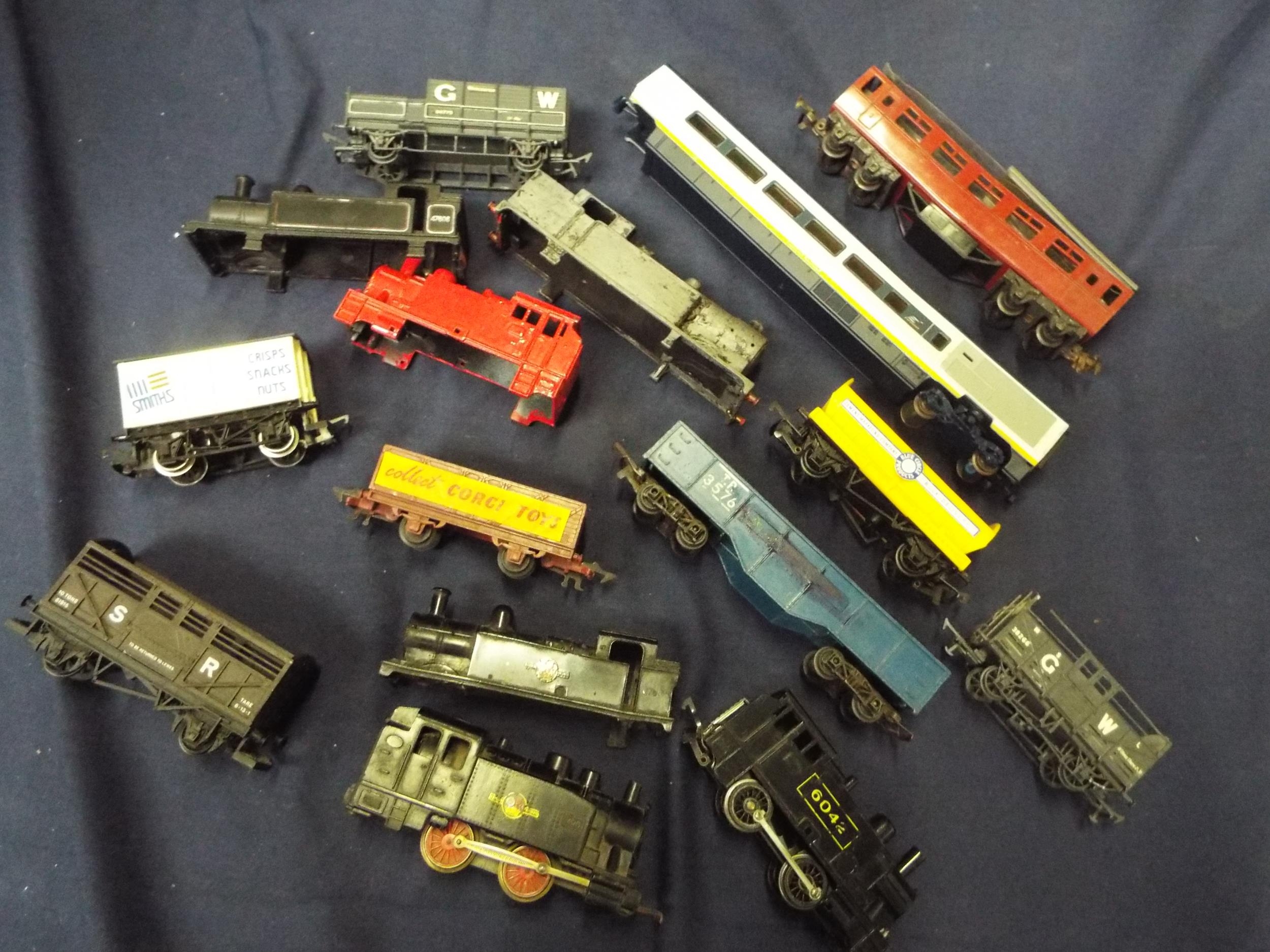 Quantity of Model Railway Engine and Rolling Stock Bits a/f {C17]