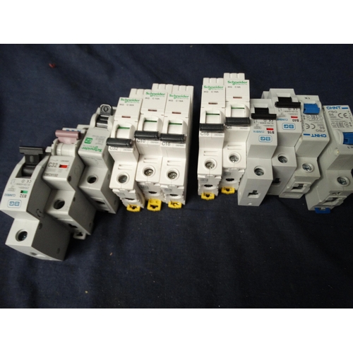 Electrical Components Quantity of Miniature Circuit Breakers [T4]