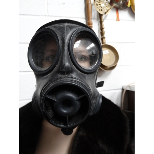 vintage-rubber-gas-mask-of-the-pattern-used-by-the-sas-at-the-iranian