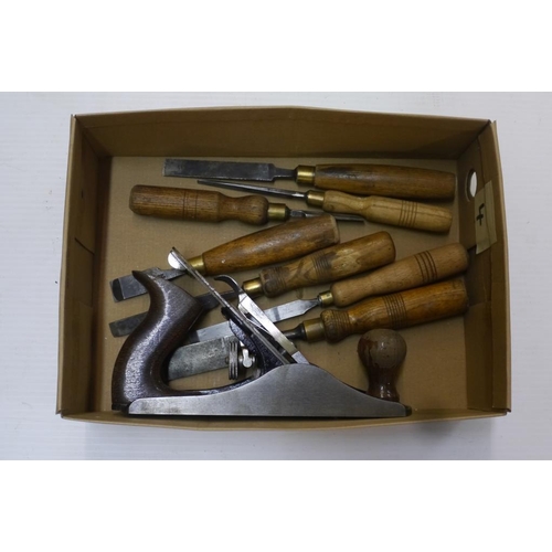 304 - Box of 7 chisels and No.4 smoothing plane