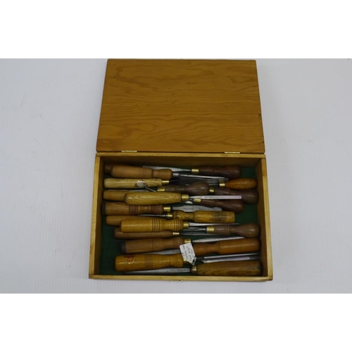 393 - 20 Carving chisels and gouges in wooden box