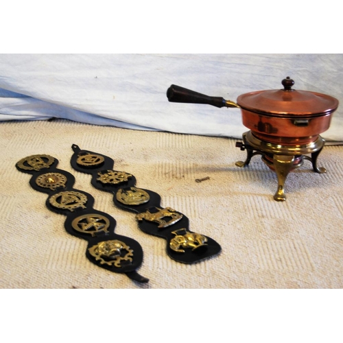 260 - Brass/Copper fondue and 2 sets of horse brasses