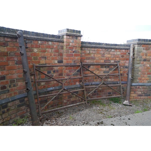 171 - Two cast iron gate posts. Bayliss Jones & Bayliss Ltd Wolverhampton and a pair of iron gates. Approx... 