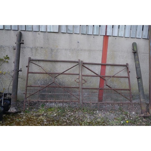 175 - Two cast iron gate posts. Bayliss Jones & Bayliss Ltd Wolverhampton and a pair of iron gates. Approx... 