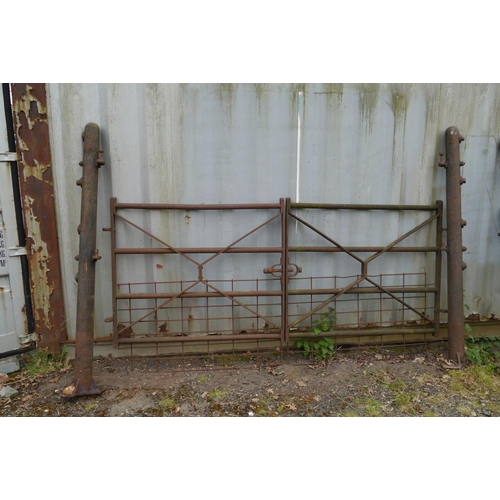 289 - Two cast iron gate posts. Bayliss Jones & Bayliss Ltd Wolverhampton and a pair of iron gates. Approx... 