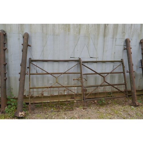 290 - Two cast iron gate posts. Bayliss Jones & Bayliss Ltd Wolverhampton and a pair of iron gates. Approx... 