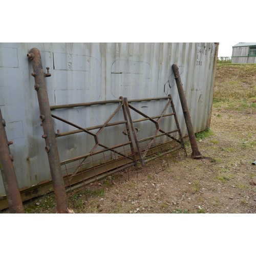 291 - Two cast iron gate posts. Bayliss Jones & Bayliss Ltd Wolverhampton and a pair of iron gates. Approx... 