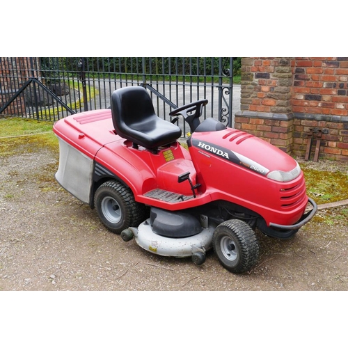 50 - Honda Hydrostatic 2620 garden tractor with deck and collector, in regular use.