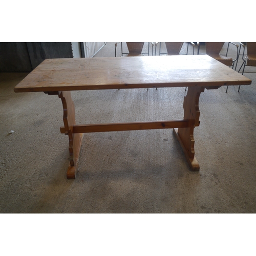 348 - Pine table