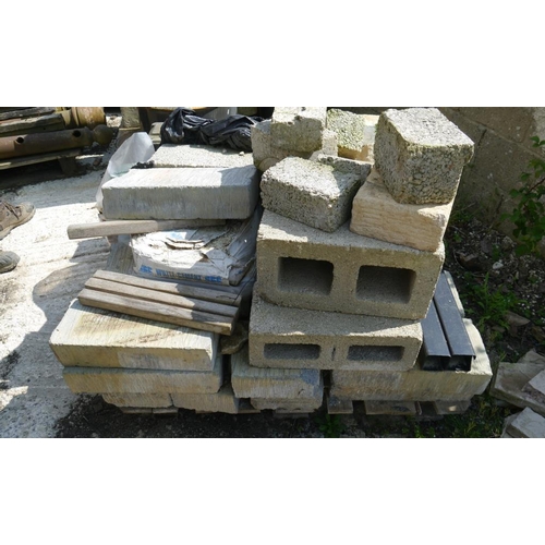 53 - Pallet of concrete blocks