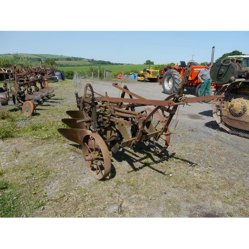 81 - International 3 furrow trailed plough