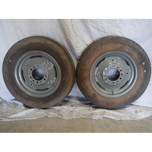 68 - Tractor front wheels and tyres. 600x16