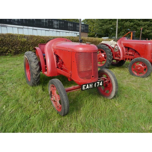 559 - David Brown VAK1 tractor, one owner, repainted, engine sound, runs well. SN. 2045-1880 Reg. EAH 174