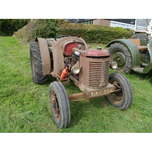 560 - David Brown Cropmaster tractor, petrol paraffin. Reg. NNG 856.