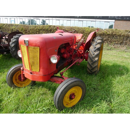 569 - David Brown 880 Implematic tractor. Runs