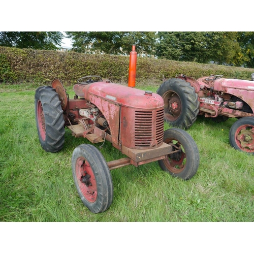 581 - David Brown 30C tractor. Petrol paraffin, runs