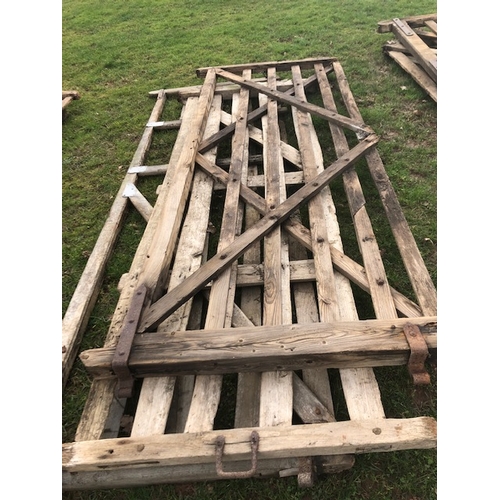 37 - Quantity of old wooden farm gates