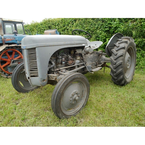 106 - Ferguson T20 tractor. Needs restoration. New rear tyres 11.2x28 Runs. SN. TED199168+VAT