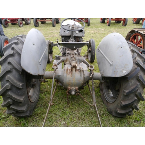 106 - Ferguson T20 tractor. Needs restoration. New rear tyres 11.2x28 Runs. SN. TED199168+VAT