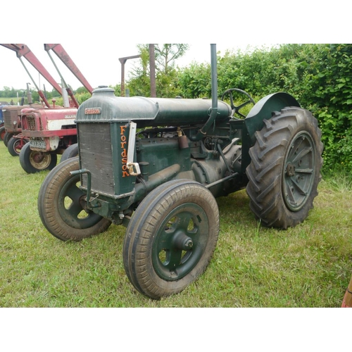 125 - Fordson Standard N tractor. Green, narrow wing, pulley, PTO, good tyres, Fordson rear wheels. Runs +... 