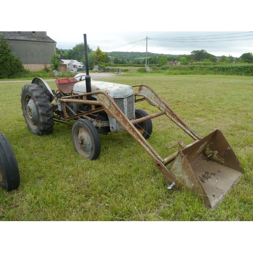 133 - Ferguson TEF tractor with loader. Runs. SN.405251+VAT