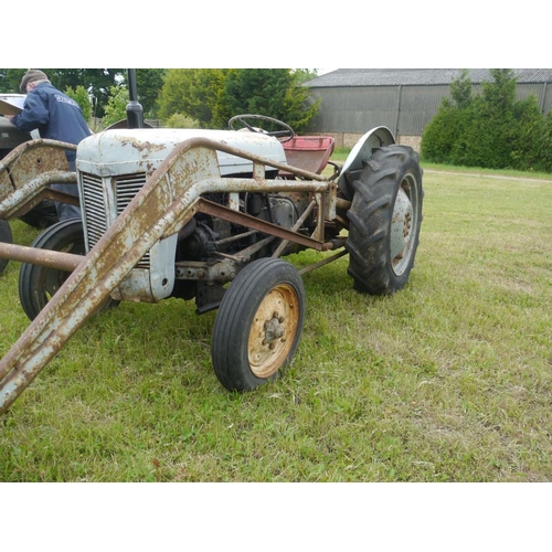 133 - Ferguson TEF tractor with loader. Runs. SN.405251+VAT