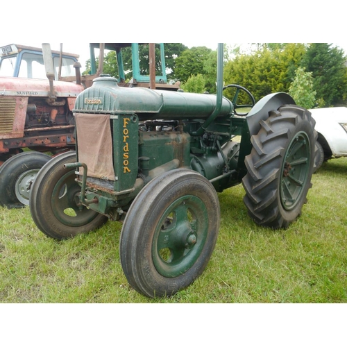 138 - Fordson Standard N tractor. Green, narrow wing, Fordson wheels, good tyres, pulley. Runs. +VAT