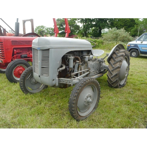 146 - Ferguson T20 P3 tractor. Resprayed. Runs. +VAT