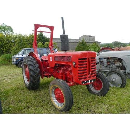 147 - International B275 tractor with roll bar. Runs. SN.26560. Reg. UD8 914+VAT