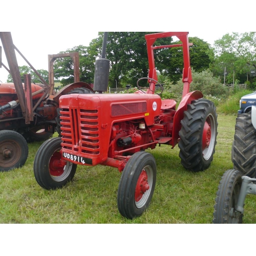 147 - International B275 tractor with roll bar. Runs. SN.26560. Reg. UD8 914+VAT