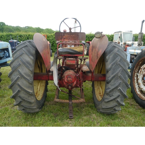 151 - Cockshutt 40 tractor. PTO, hydraulic trailer pipes. Runs Engine SN. 6B-230347185.+VAT