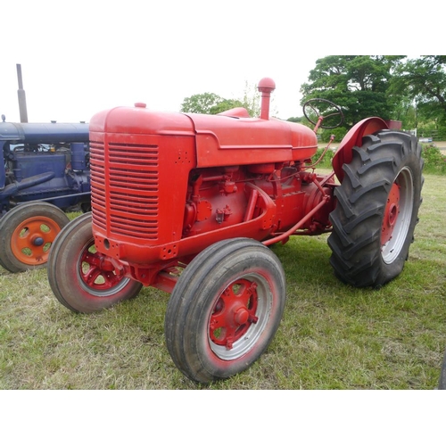 157 - International McCormick W9 tractor. Part restored, new rear tyres+VAT