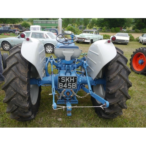 172 - Fordson Super Dexta tractor. Restored. Runs Reg. SKH 845B.  V5 +VAT