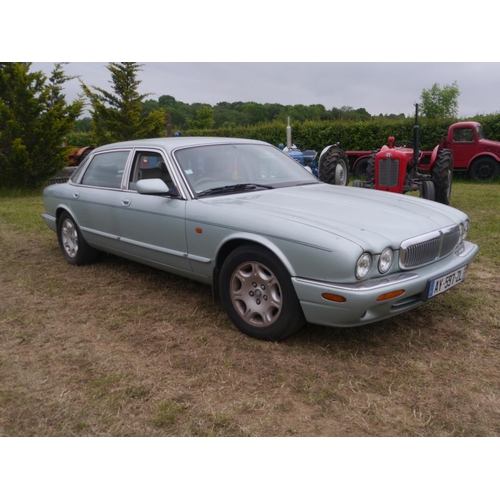 218 - Jaguar Sovereign. V8 4L. 4 Door. RHD. Duck egg blue. French import. Runs well. With key Reg AY-597-2... 