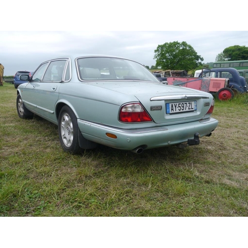 218 - Jaguar Sovereign. V8 4L. 4 Door. RHD. Duck egg blue. French import. Runs well. With key Reg AY-597-2... 