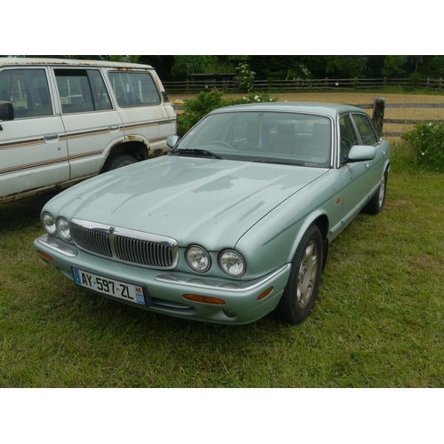 218 - Jaguar Sovereign. V8 4L. 4 Door. RHD. Duck egg blue. French import. Runs well. With key Reg AY-597-2... 