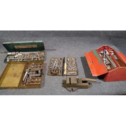 635 - Large quantity of assorted sprockets and small metal bench vice