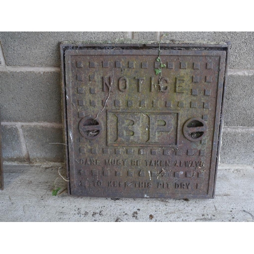 668 - Cast iron BP tank cover. 16x16