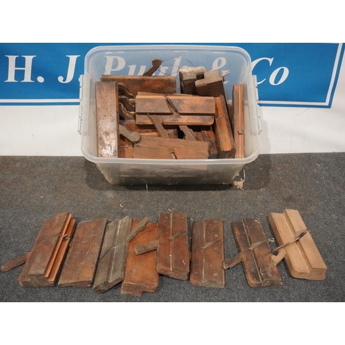 313 - Large quantity of moulding planes