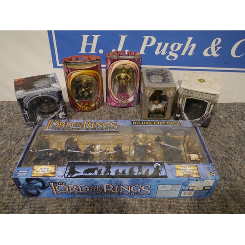 367 - Large selection of boxed Lord Of The Rings figures