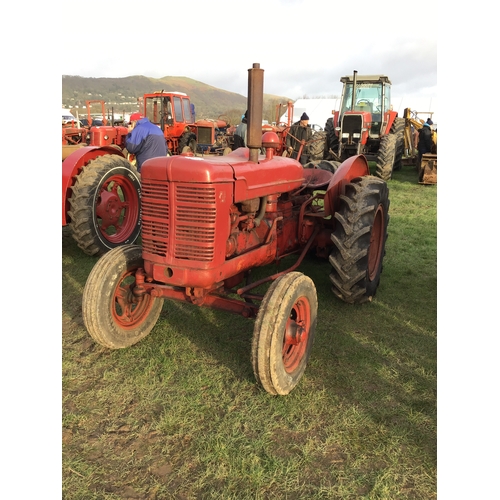 1556 - International W4 tractor. In good condition